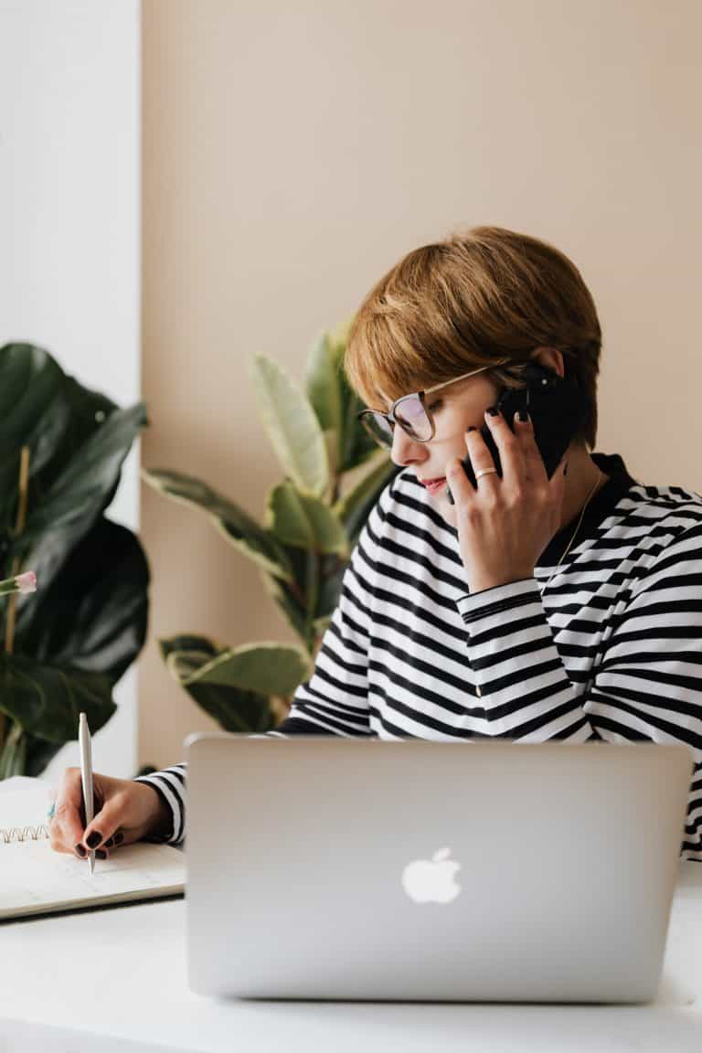 Foto de Karolina Grabowska: https://www.pexels.com/es-es/foto/mujer-telefono-inteligente-ordenador-portatil-cuaderno-4467860/